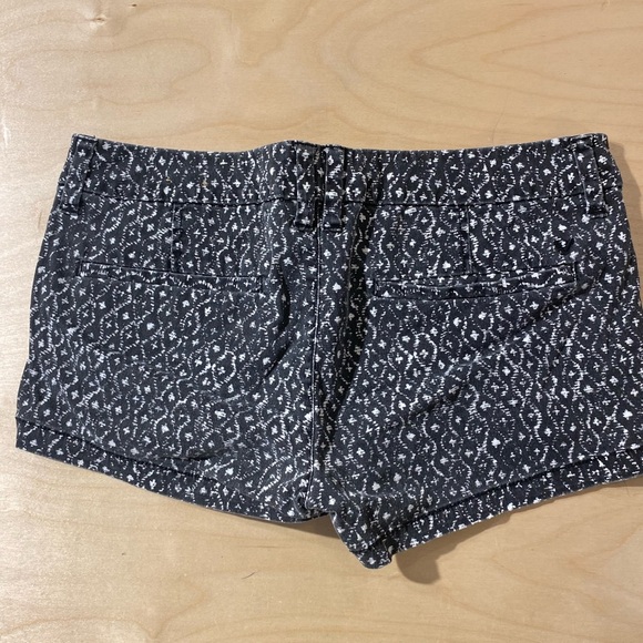 American Eagle Women's Black Patterned Shorts 6 (MY) - Picture 6 of 7